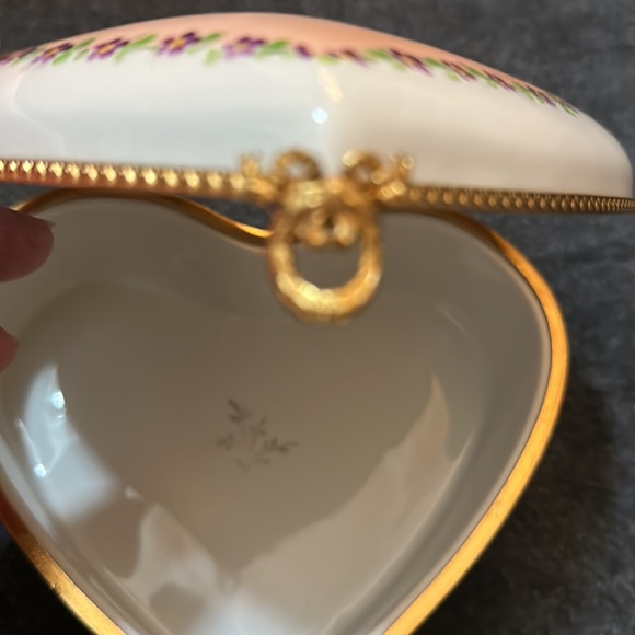 LRG LIMOGES HEART BOX WITH BEAUTIFUL GOLD CLASP - Picture 2 of 5